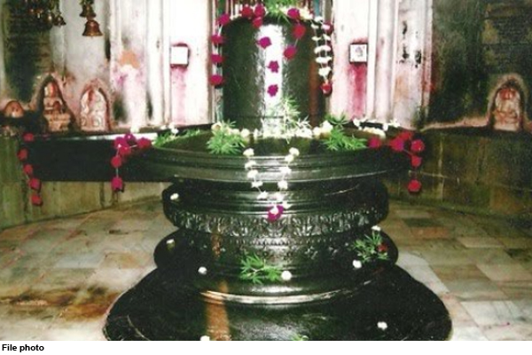 यहां जानिए एशिया का सबसे बड़ा शिवलिंग! यह भीम द्वारा पृथ्वीनाथ मंदिर में स्थापित किया गया था